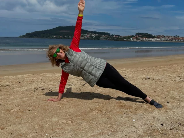 Walking the walk In Nigran, Spain! Our instructor Deborah takes a break from hiking to jump into her side plank!! 🔥 
.
#pilateslove #pilatesinstructor #pilateseverywhere #pilatesoutside