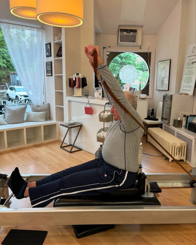 Happy memorial day!! 🇺🇸 Our regular Bruce working his amazing #posture for the holiday!! committed to his weekly spots with @yo_adrienne317 and @nicolecruz8535  Looking 🔥 
.
#mendopilates